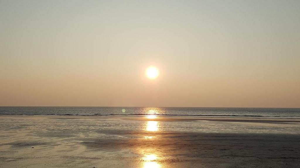 - une plage au soleil se levant au-dessus de l'océan dans l'établissement Maison du bonheur, à Borgo