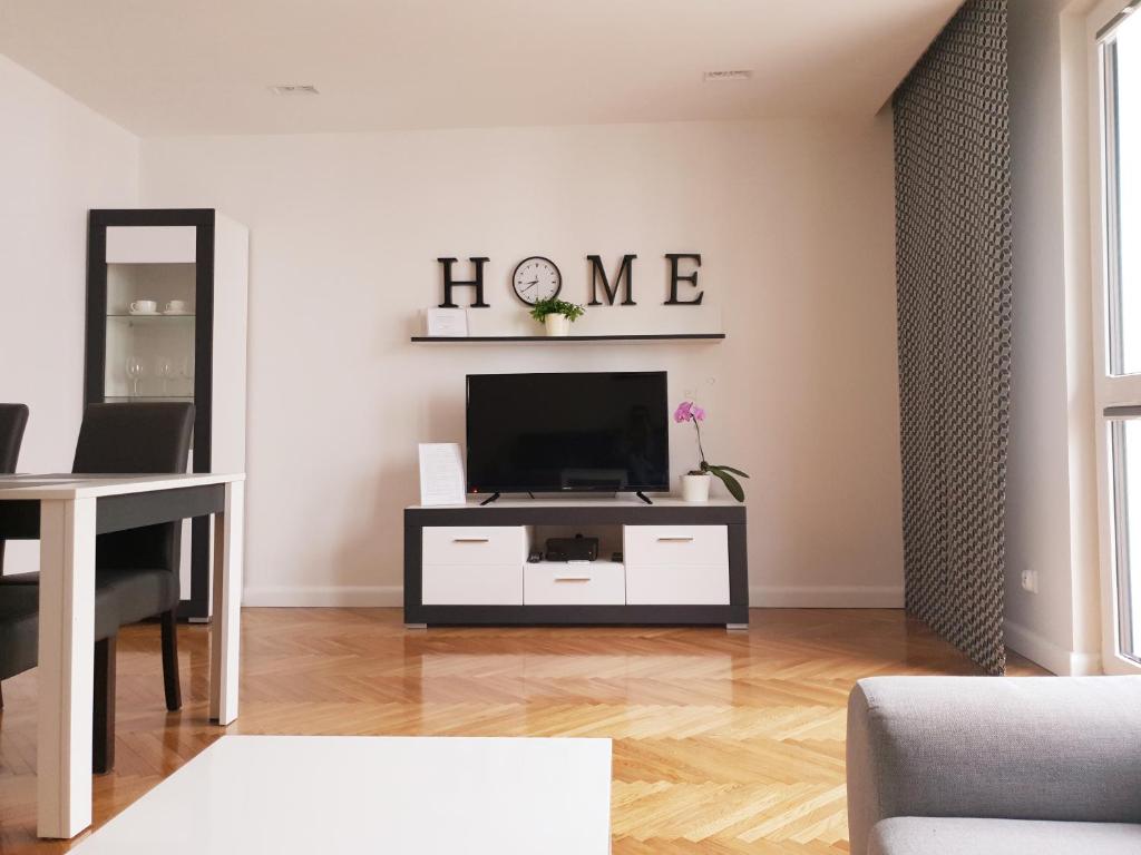 Televízia a/alebo spoločenská miestnosť v ubytovaní Apartament Kamienna Gdynia