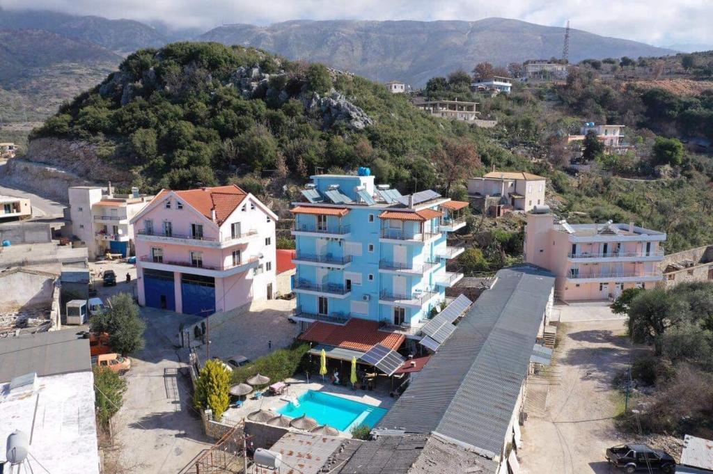 una vista aerea di una città con case e una piscina di Hotel Frida a Himare