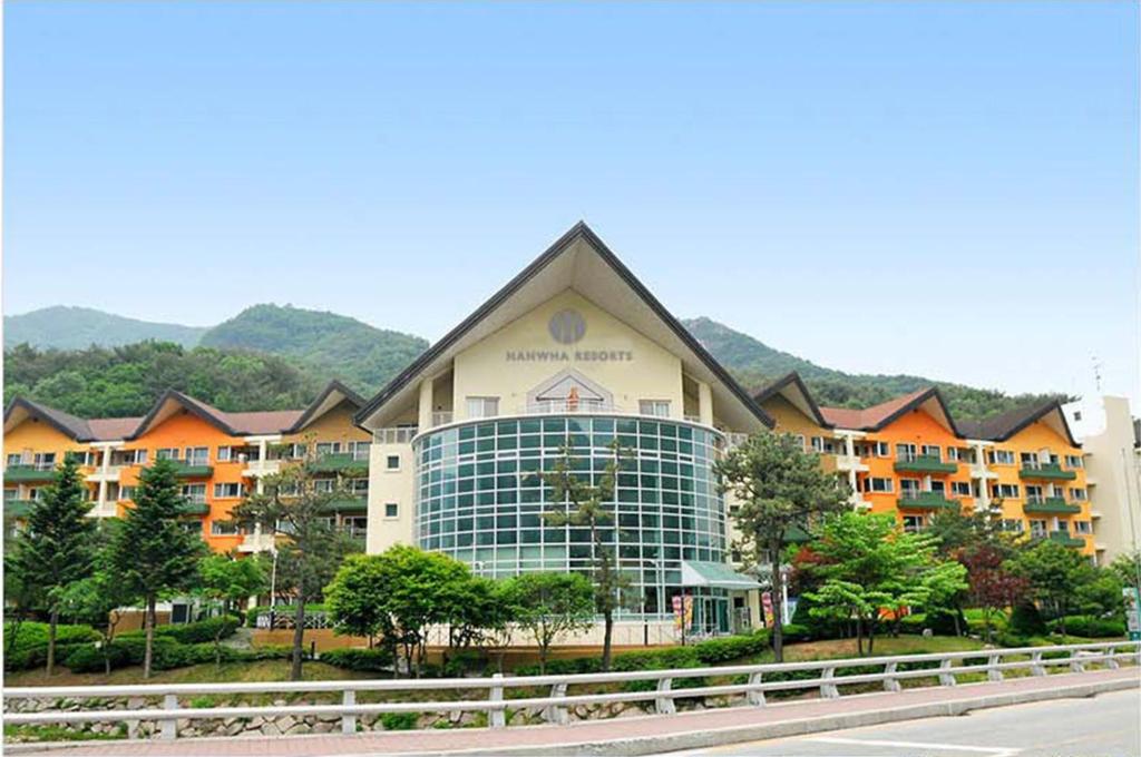 ein großes Gebäude mit vielen Fenstern in der Unterkunft Hanwha Resort Sanjeong Lake Annecy in Pocheon-si