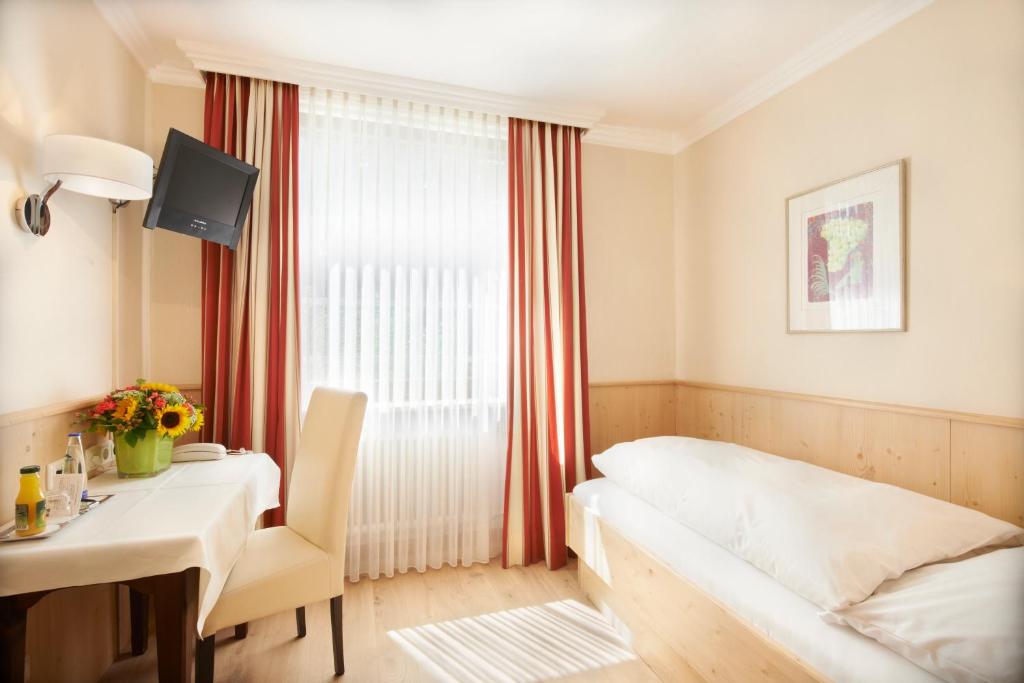 Postel nebo postele na pokoji v ubytování Hotel Sollner Hof