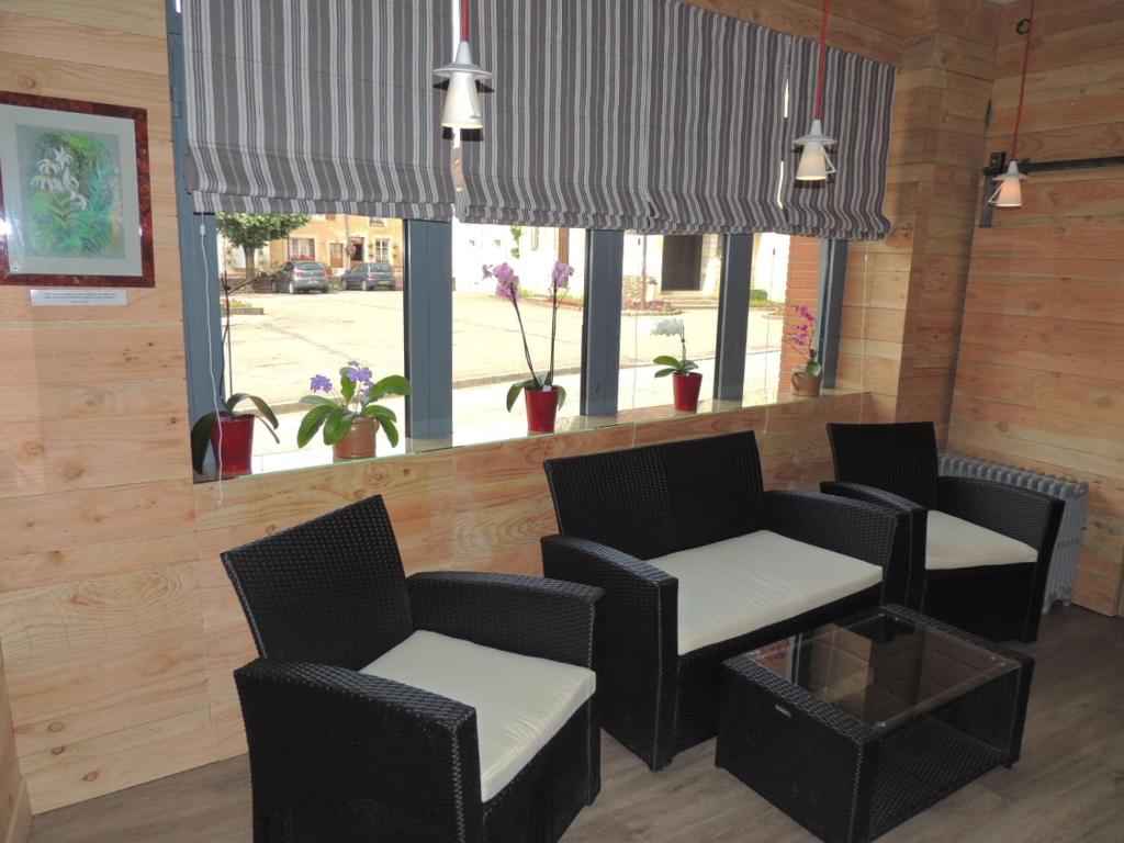 Posezení v ubytování Logis- Hôtel & Restaurant Le Montligeon