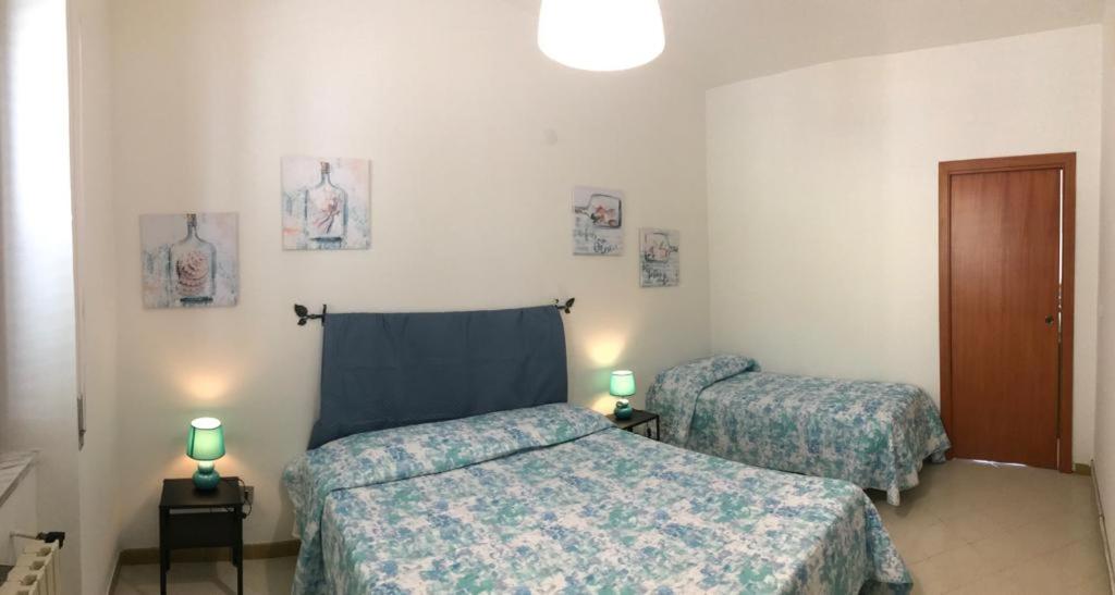 ein Schlafzimmer mit 2 Betten und 2 Lampen an Tischen in der Unterkunft Magico Cilento in Ogliastro Cilento