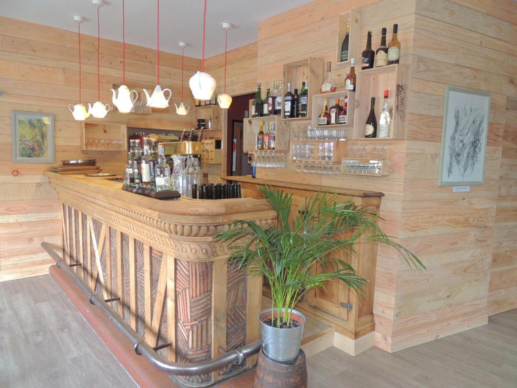 Lounge nebo bar v ubytování Logis- Hôtel & Restaurant Le Montligeon