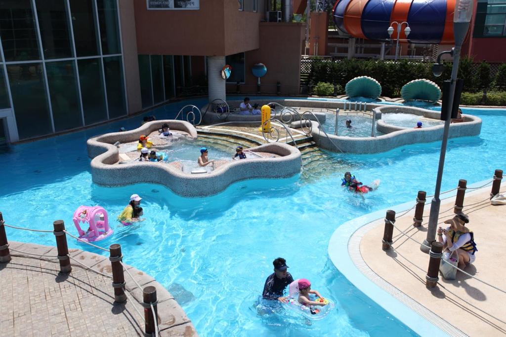 Bazén v ubytování Hanwha Resort Seorak Sorano nebo v jeho okolí
