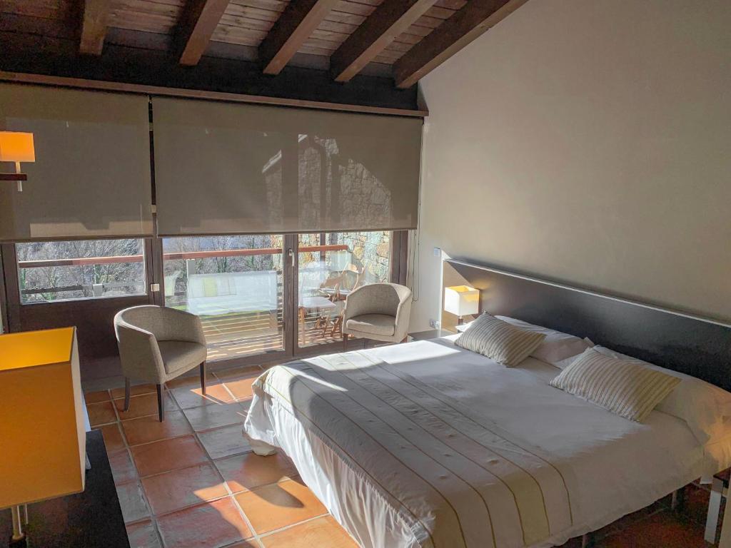 Postel nebo postele na pokoji v ubytování Hotel Rural-Spa Resguard Dels Vents