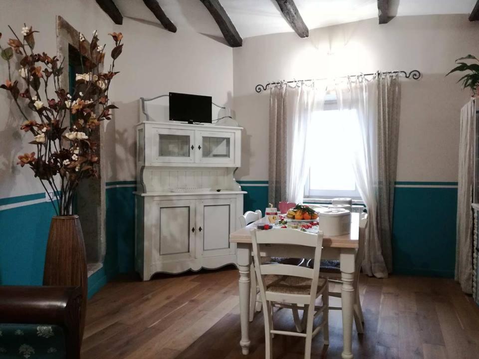 uma sala de estar com uma mesa e um micro-ondas em sacrobosco apartment Quercia em Bomarzo