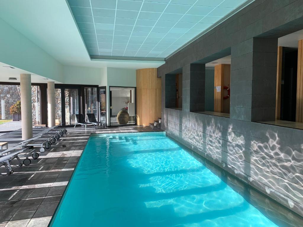 Bazén v ubytování Hotel Rural-Spa Resguard Dels Vents nebo v jeho okolí
