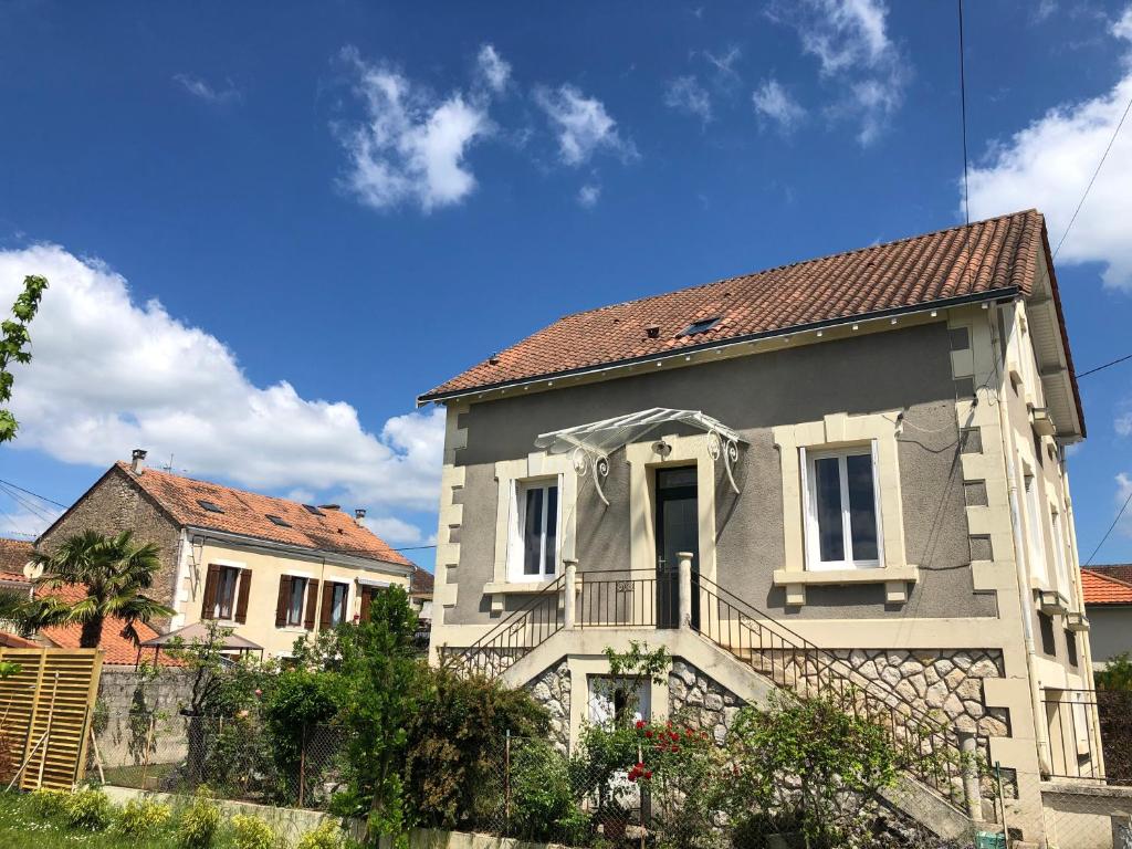 ein Haus mit einem Balkon an der Seite in der Unterkunft Chez Mumu in Périgueux