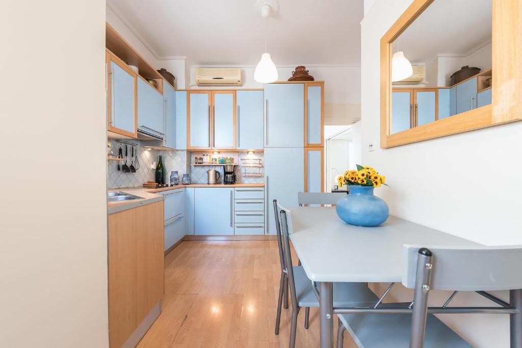 Kuchnia lub aneks kuchenny w obiekcie ATHENStay Penthouse Suite