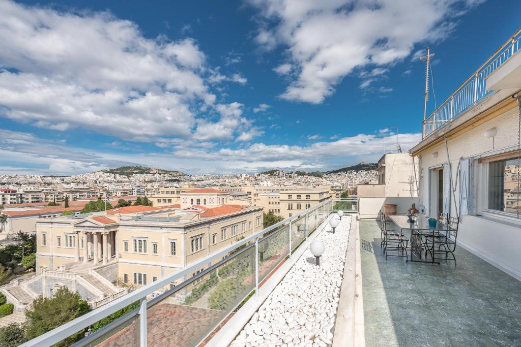 アテネにあるATHENStay Penthouse Suiteの市街の景色を望むバルコニー