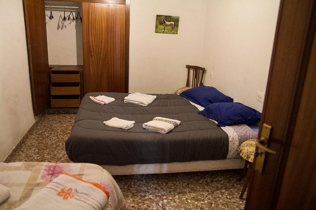 a bedroom with two beds with towels on them at La Casa 5 de Gandia in Gandía