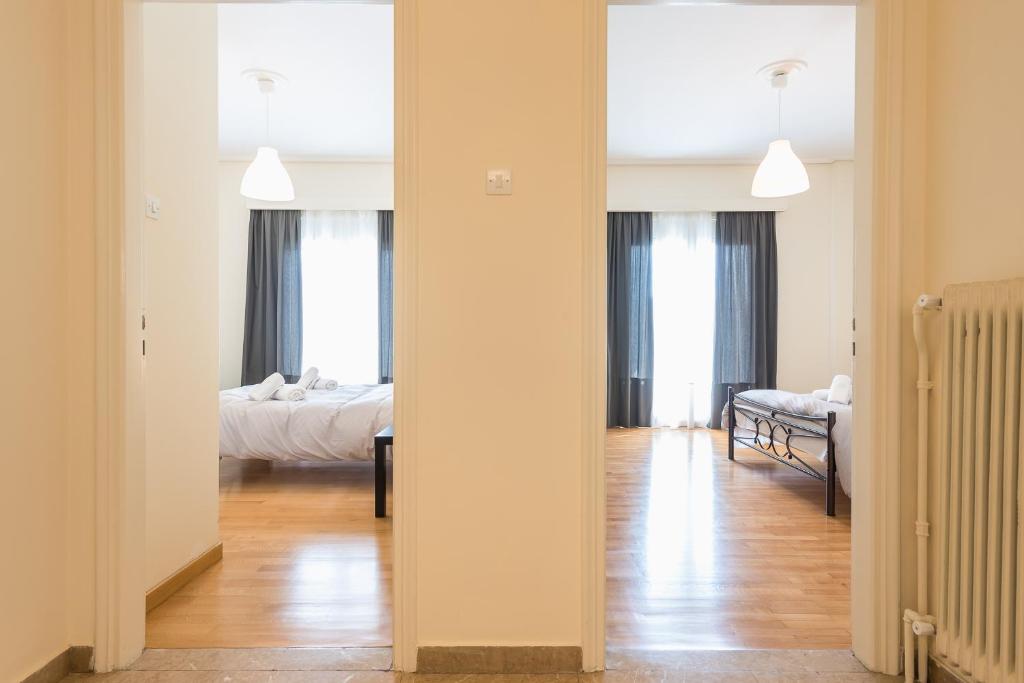 Łóżko lub łóżka w pokoju w obiekcie ATHENStay Penthouse Suite
