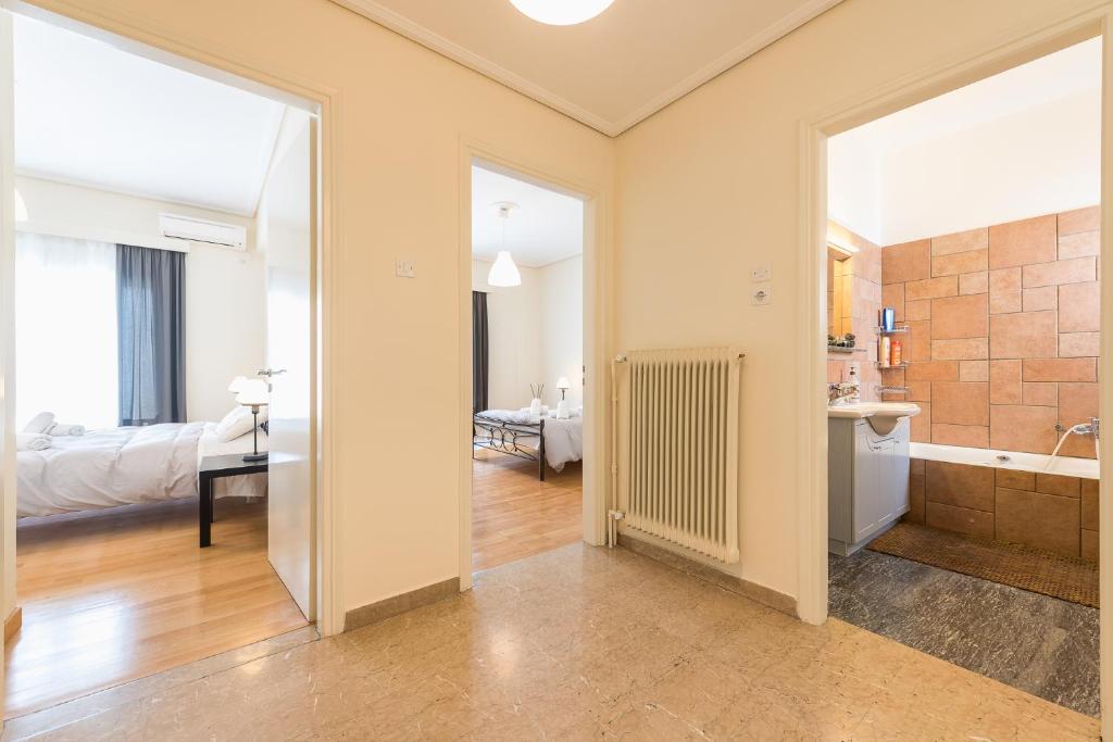 Łóżko lub łóżka w pokoju w obiekcie ATHENStay Penthouse Suite