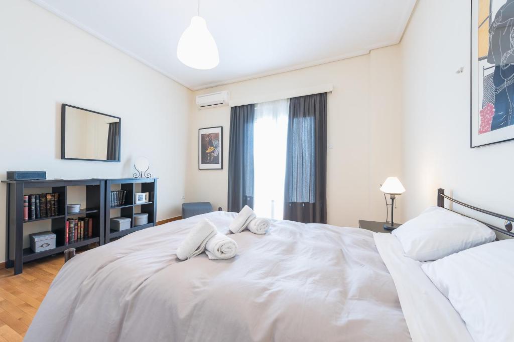 Łóżko lub łóżka w pokoju w obiekcie ATHENStay Penthouse Suite