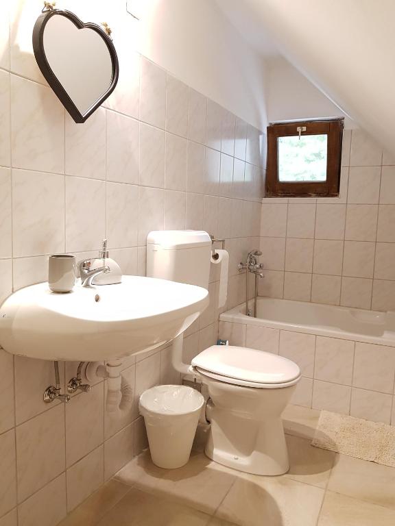 Koupelna v ubytování Kilátás a tóra Apartman