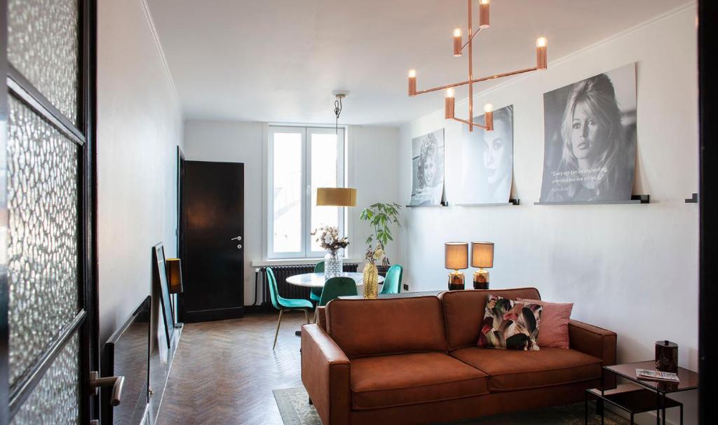 uma sala de estar com um sofá e uma mesa em #Groentemarkt1 em Oostende
