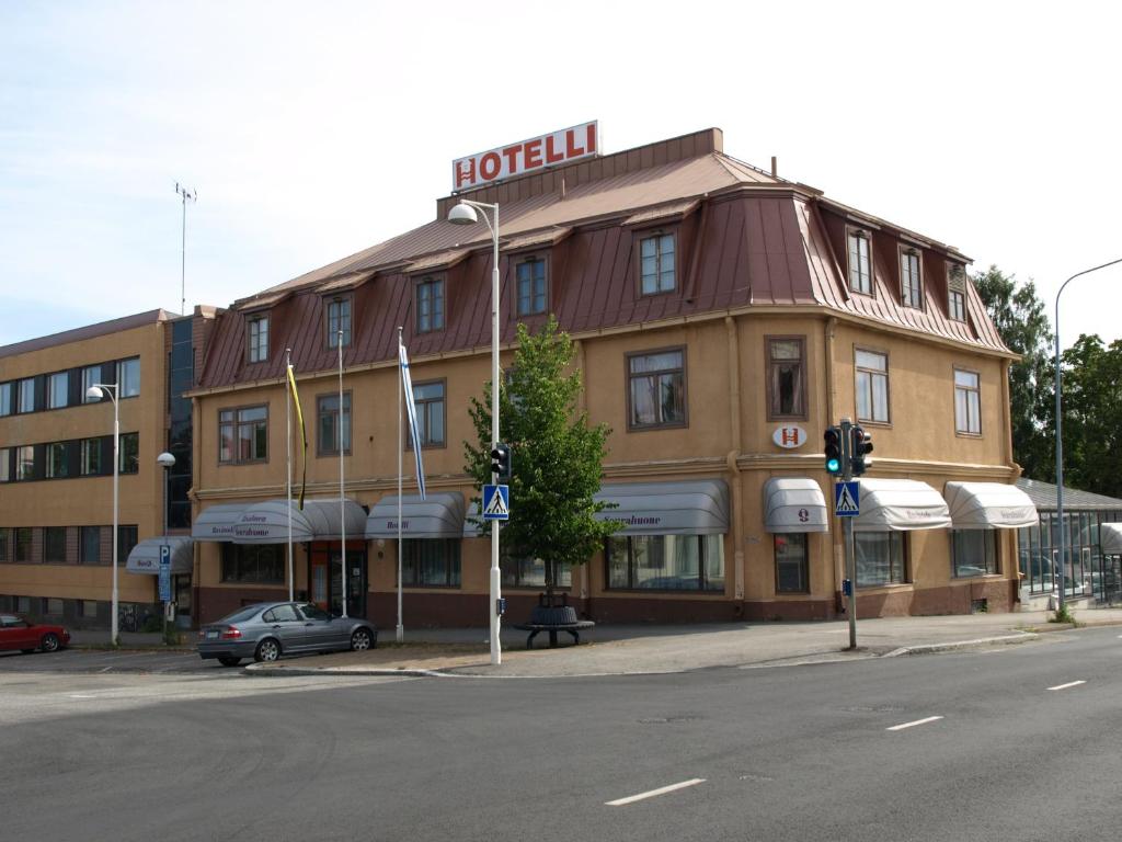 budynek hotelowy na rogu ulicy w obiekcie Hotelli Iisalmen Seurahuone w mieście Iisalmi