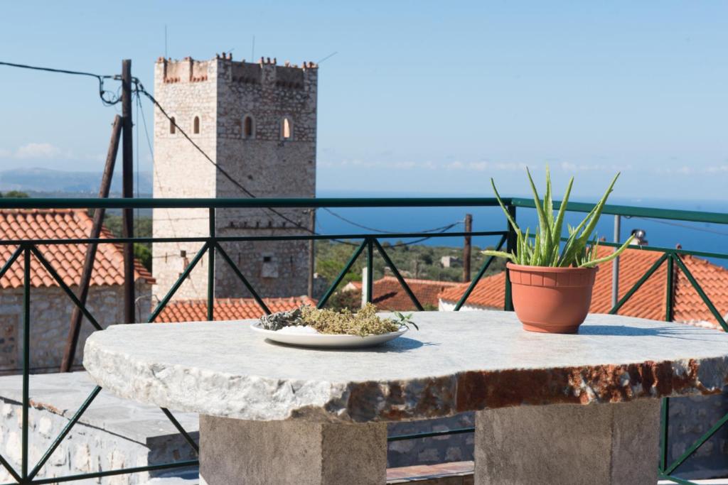 una mesa de piedra con una planta en la parte superior de un castillo en Grandpa's home, en Areopoli