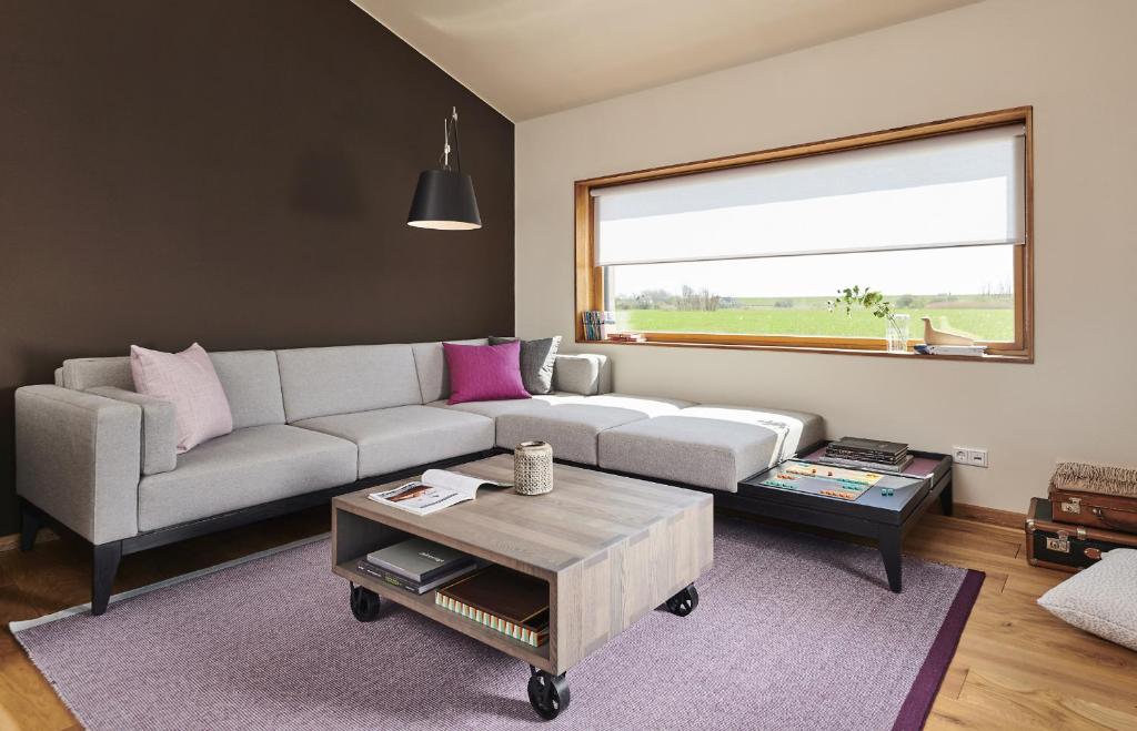 sala de estar con sofá y mesa en Gud Jard Lodge Nr 23 - Design-Ferienhaus mit exklusiver Ausstattung, en Pellworm