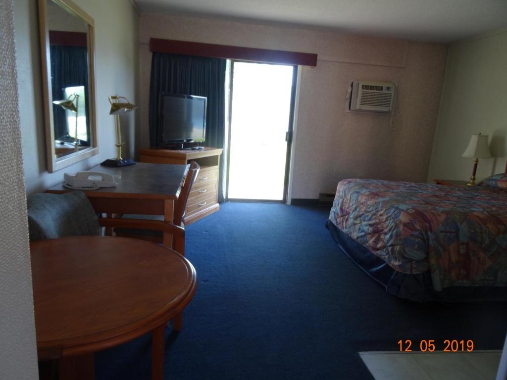 Postel nebo postele na pokoji v ubytování Hospitality Inn
