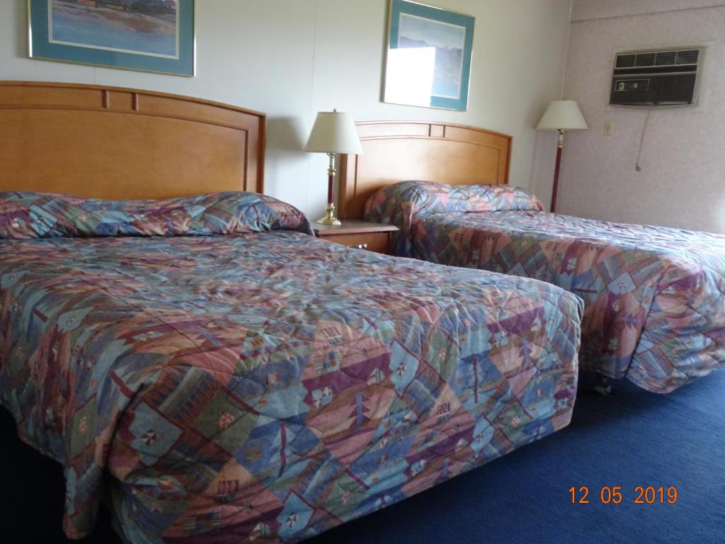 Postel nebo postele na pokoji v ubytování Hospitality Inn