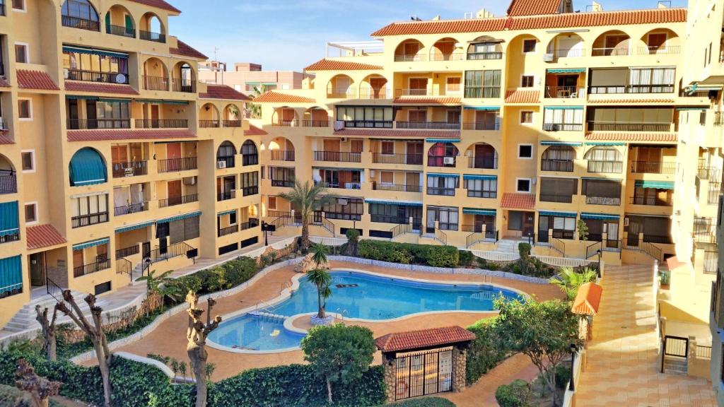 una vista aérea de un complejo de apartamentos con piscina en Apartamento Limon, Viñamar III, La Mata, en La Mata