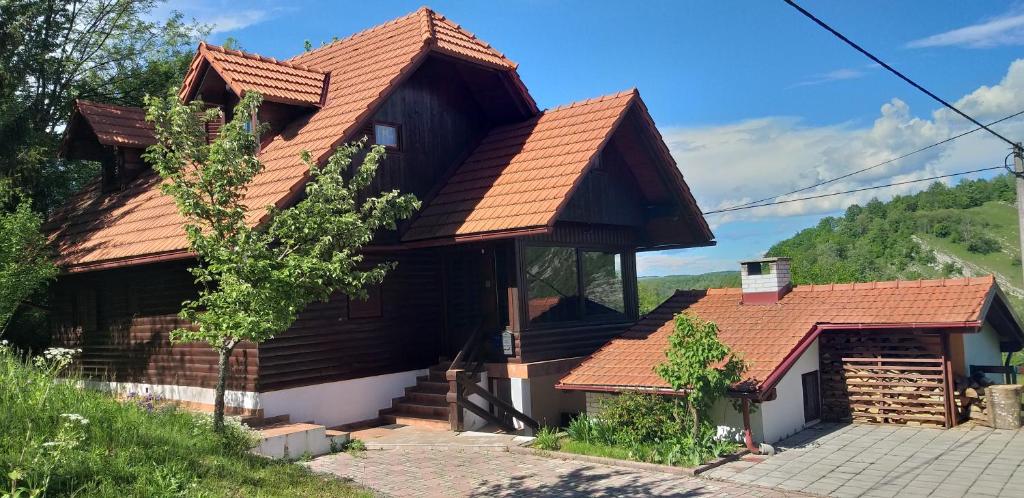 una casa con tetto marrone di Holiday House Pure Nature a Lučica