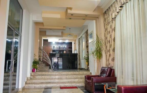 un pasillo de un edificio con escaleras y sillas en Hotel Sorelo, en Piteşti