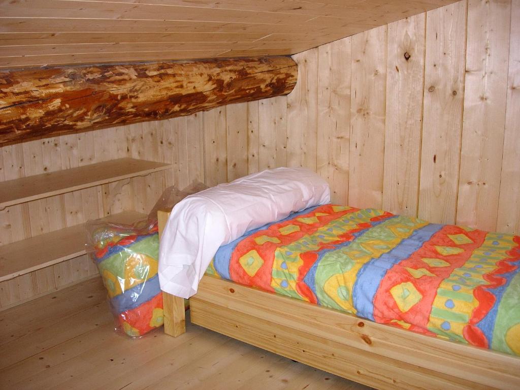 a room with a bed in a log cabin at BOROT2 in Lanslebourg-Mont-Cenis