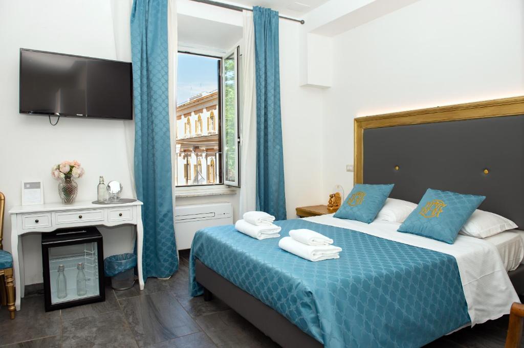 Una habitación de hotel con dos camas y una ventana. en Art Atelier Borgo, en Roma