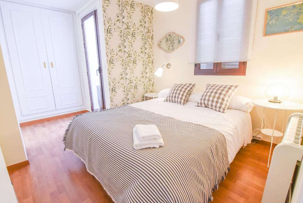 グラナダにあるtuGuest Realejo Apartmentのベッドルーム(白いベッド1台、窓付)