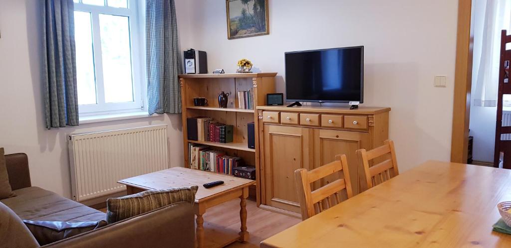 TV a/nebo společenská místnost v ubytování Apartmán Černý Důl