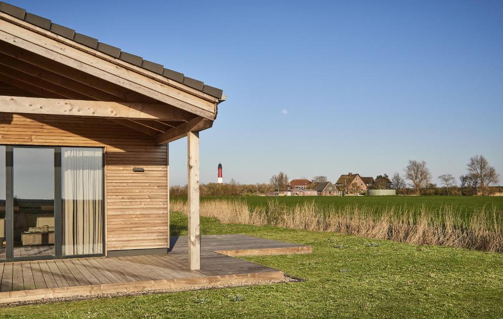 ペルヴォルムにあるGud Jard Lodge Nr 36 - Design-Ferienhaus mit exklusiver Ausstattungの木造建築