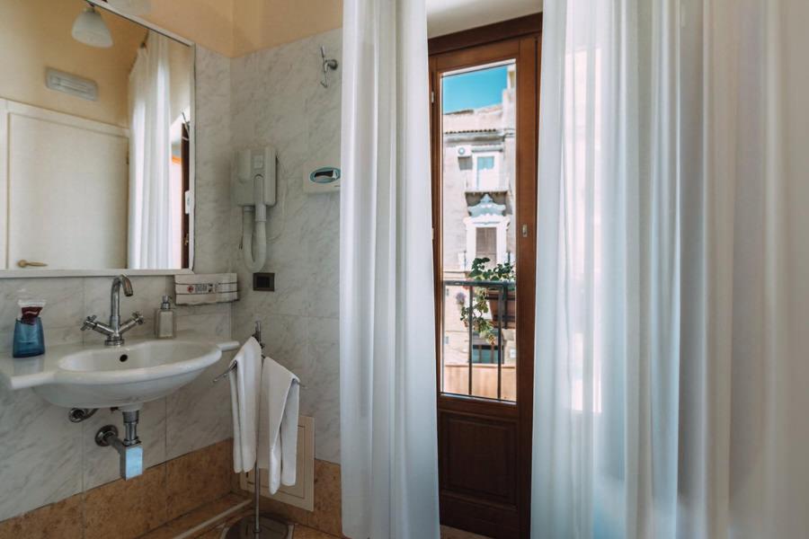 A bathroom at terrazze di montelusa