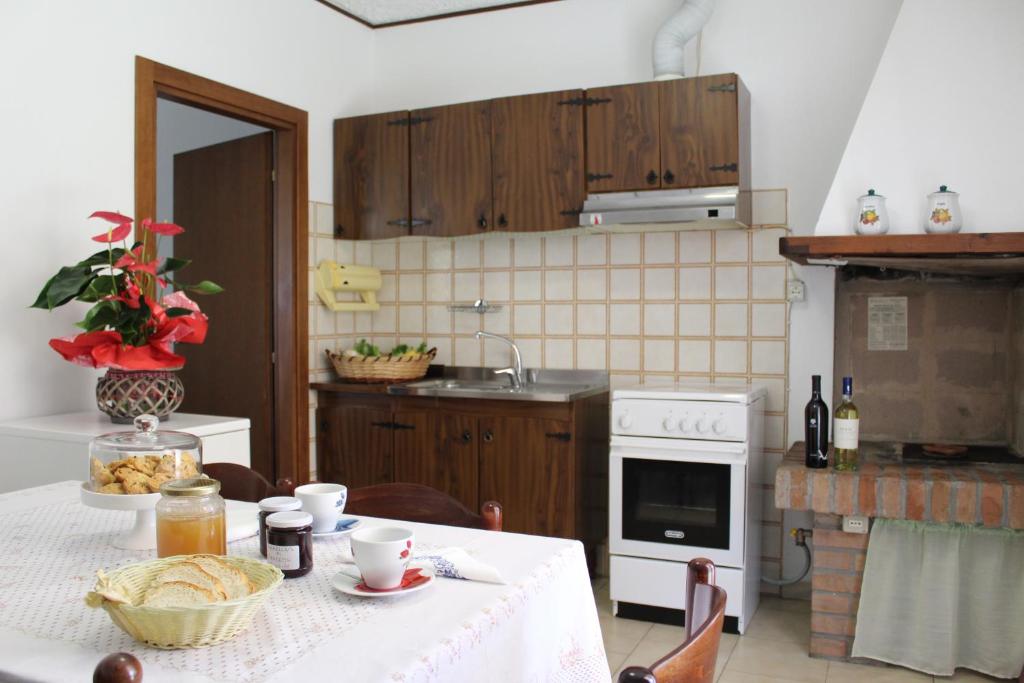 Kuchyň nebo kuchyňský kout v ubytování Agriturismo I Portici