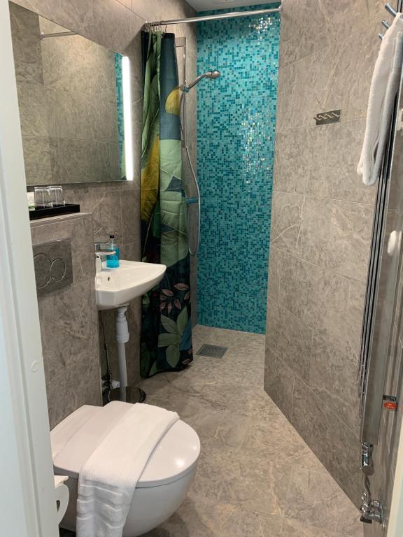 Koupelna v ubytování Grenna Hotell