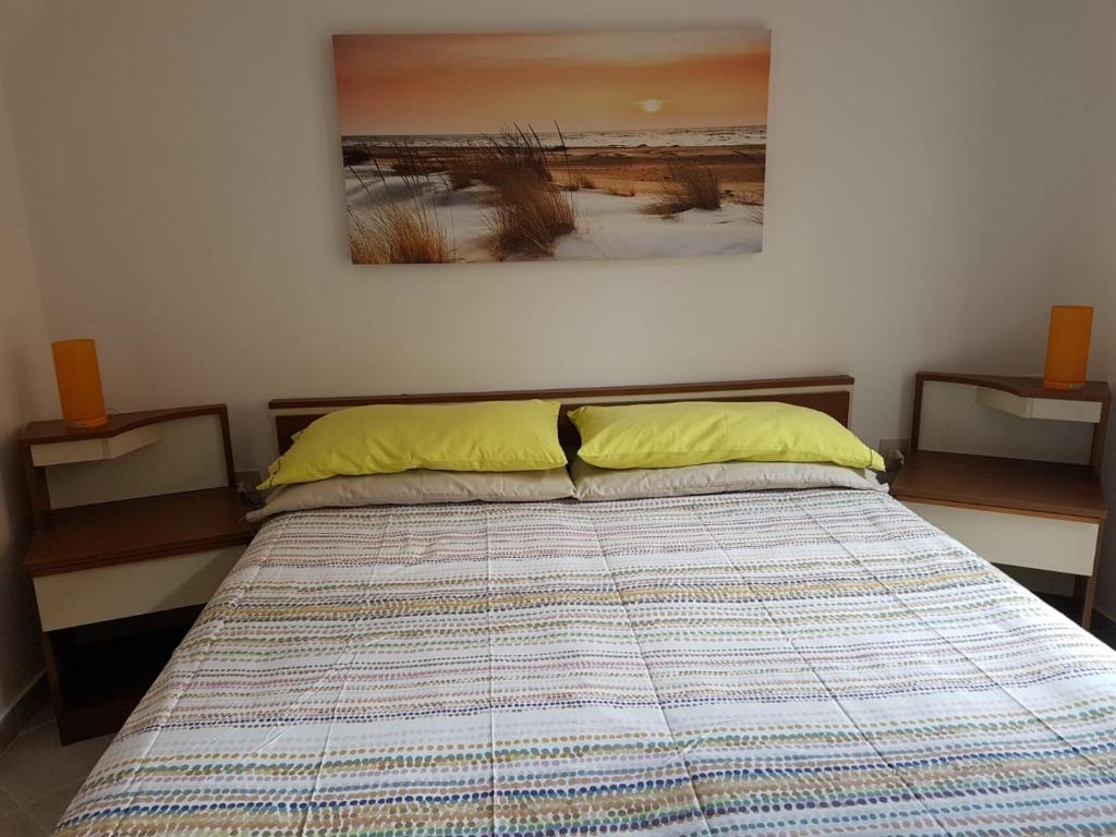 Łóżko lub łóżka w pokoju w obiekcie A 3 PASSI DAL MARE