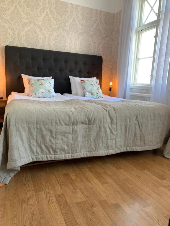 Postel nebo postele na pokoji v ubytování Grenna Hotell