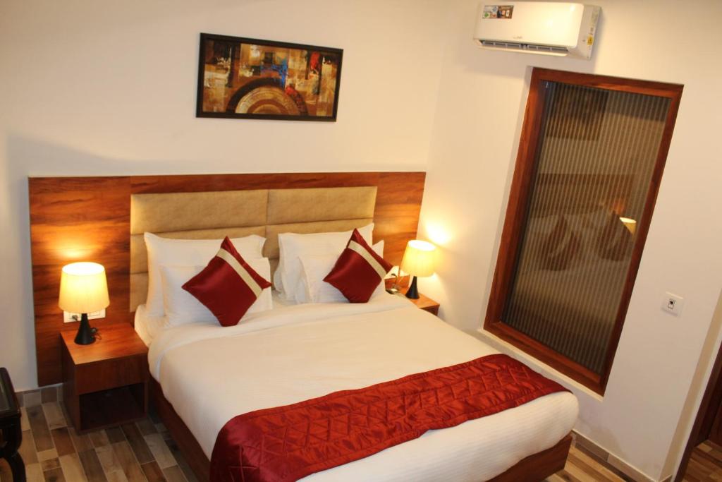 Postel nebo postele na pokoji v ubytování Red Crown Hotel