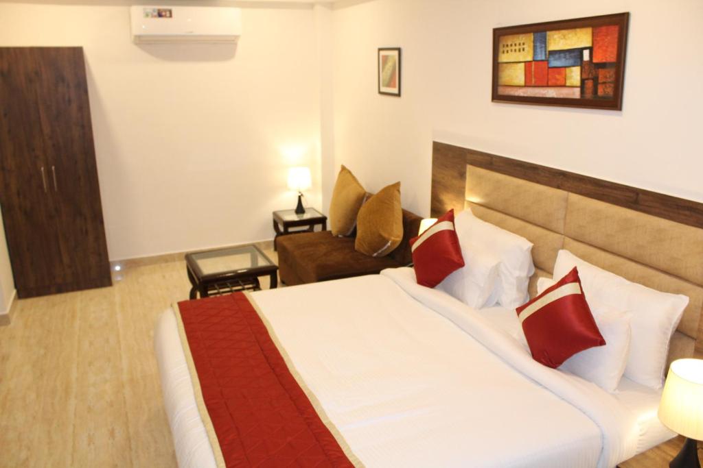 Postel nebo postele na pokoji v ubytování Red Crown Hotel
