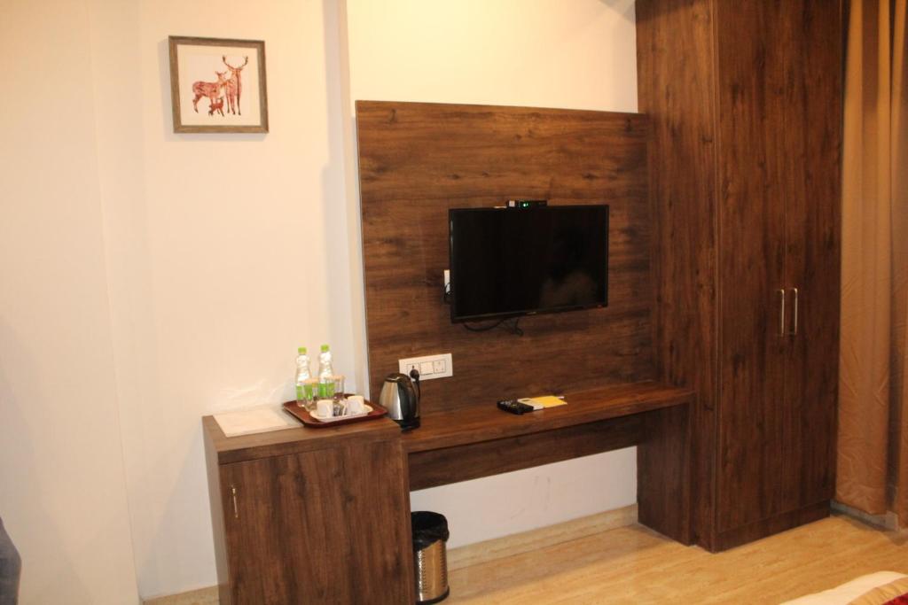 TV a/nebo společenská místnost v ubytování Red Crown Hotel