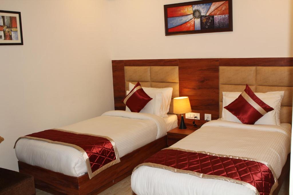 Postel nebo postele na pokoji v ubytování Red Crown Hotel