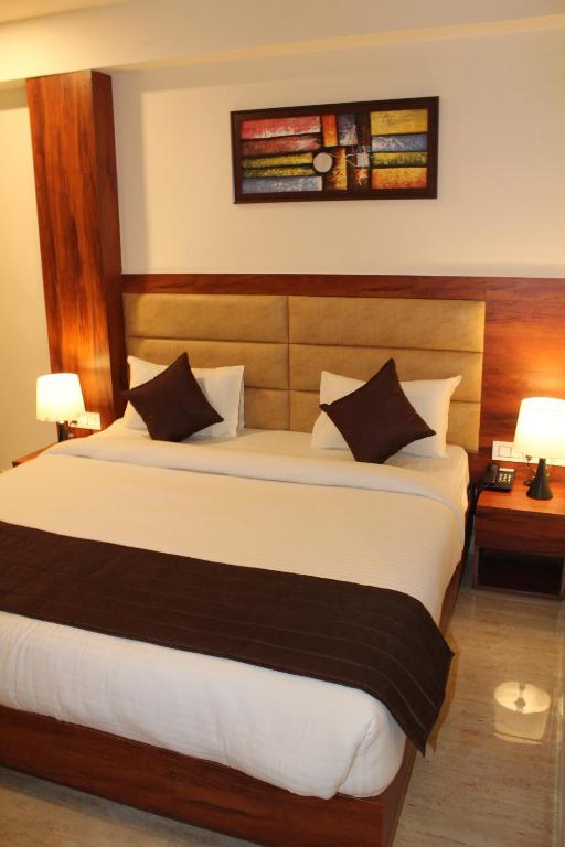 Postel nebo postele na pokoji v ubytování Red Crown Hotel