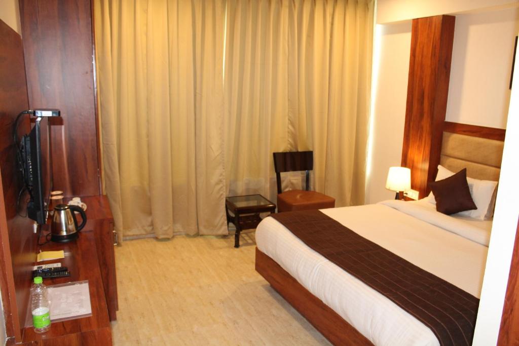 Postel nebo postele na pokoji v ubytování Red Crown Hotel