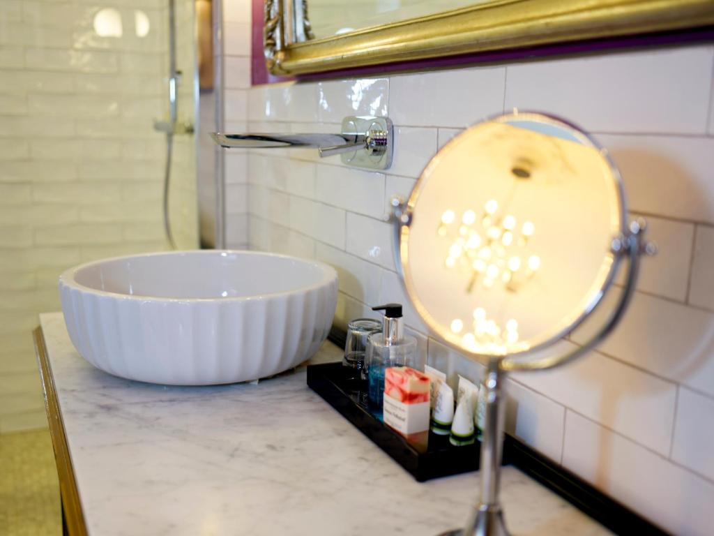 Koupelna v ubytování Grenna Hotell