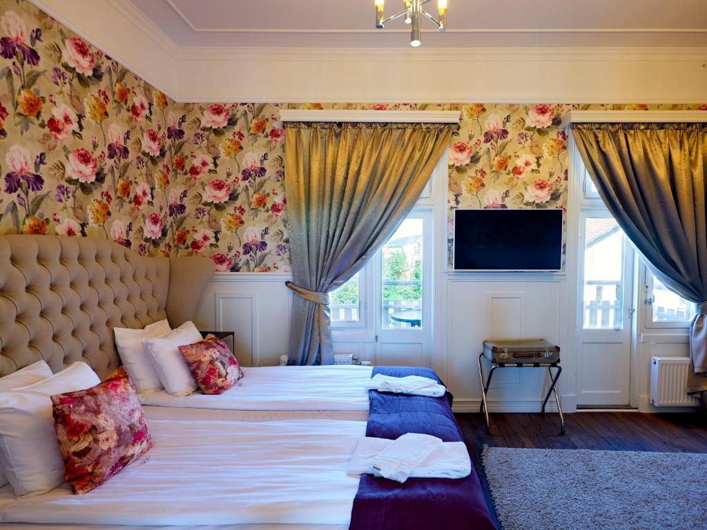 Postel nebo postele na pokoji v ubytování Grenna Hotell