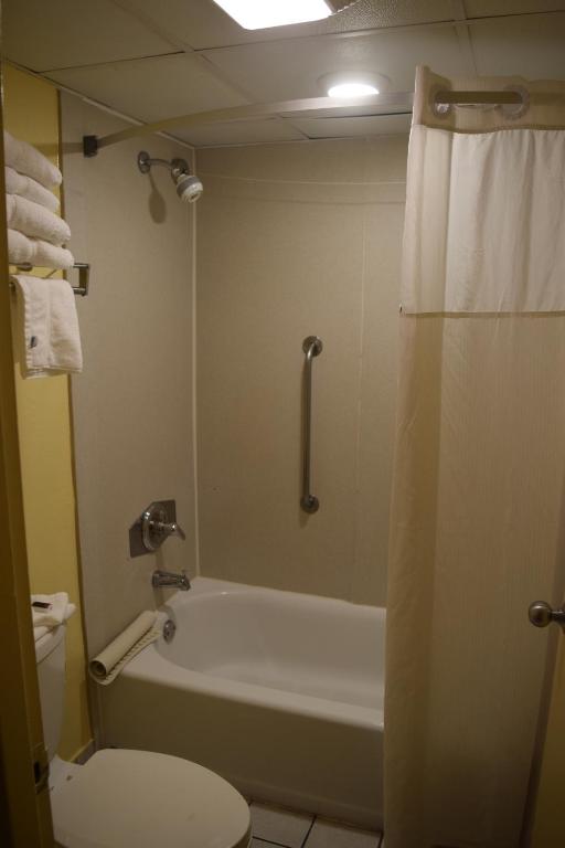 Days Inn by Wyndham Panama City Beach Beachfront Resort photo
