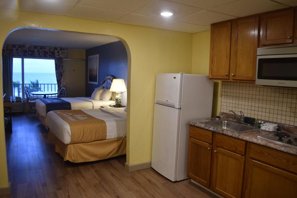 Days Inn by Wyndham Panama City Beach Beachfront Resort photo