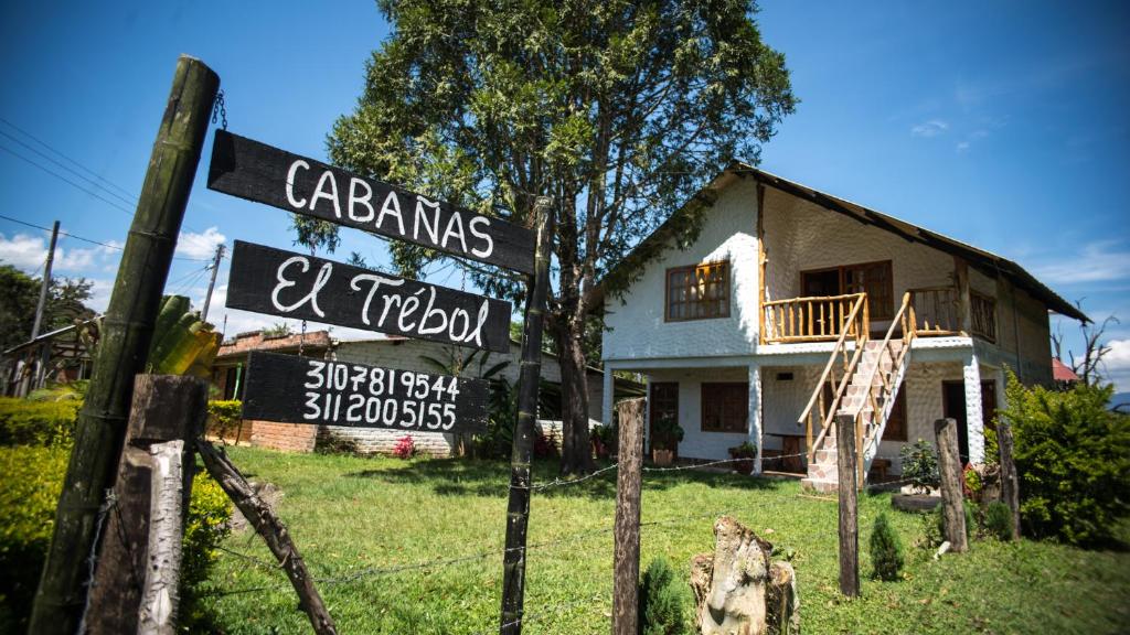 um sinal em frente a uma casa em Cabaña El Trebol em San Agustín